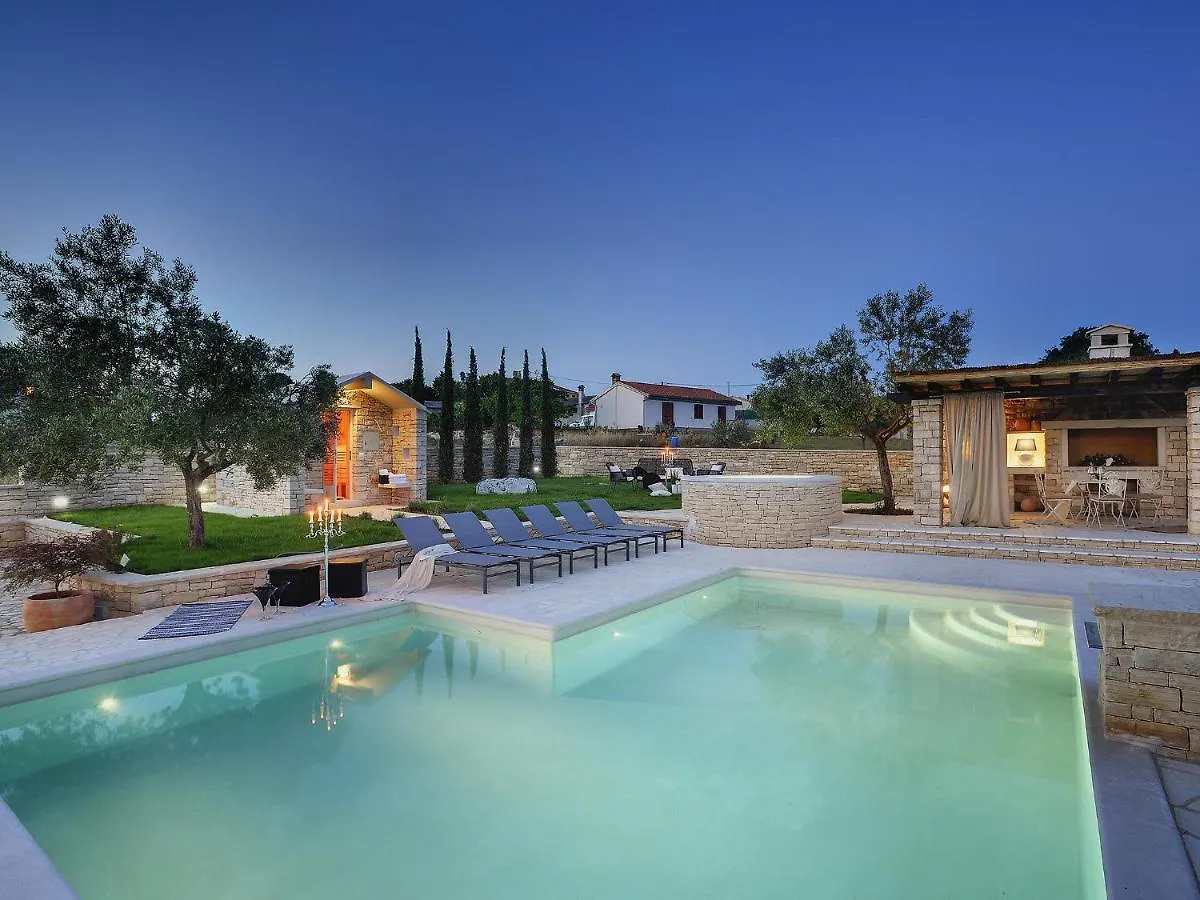 Charming Villa With Heated Pool Near Rovinj Rovinjsko Selo
