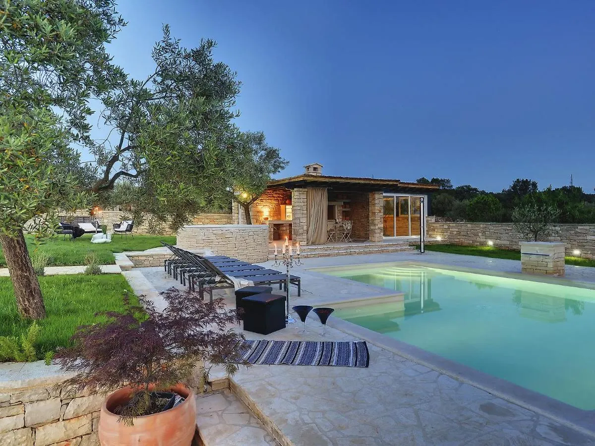 Charming Villa With Heated Pool Near Rovinj Rovinjsko Selo