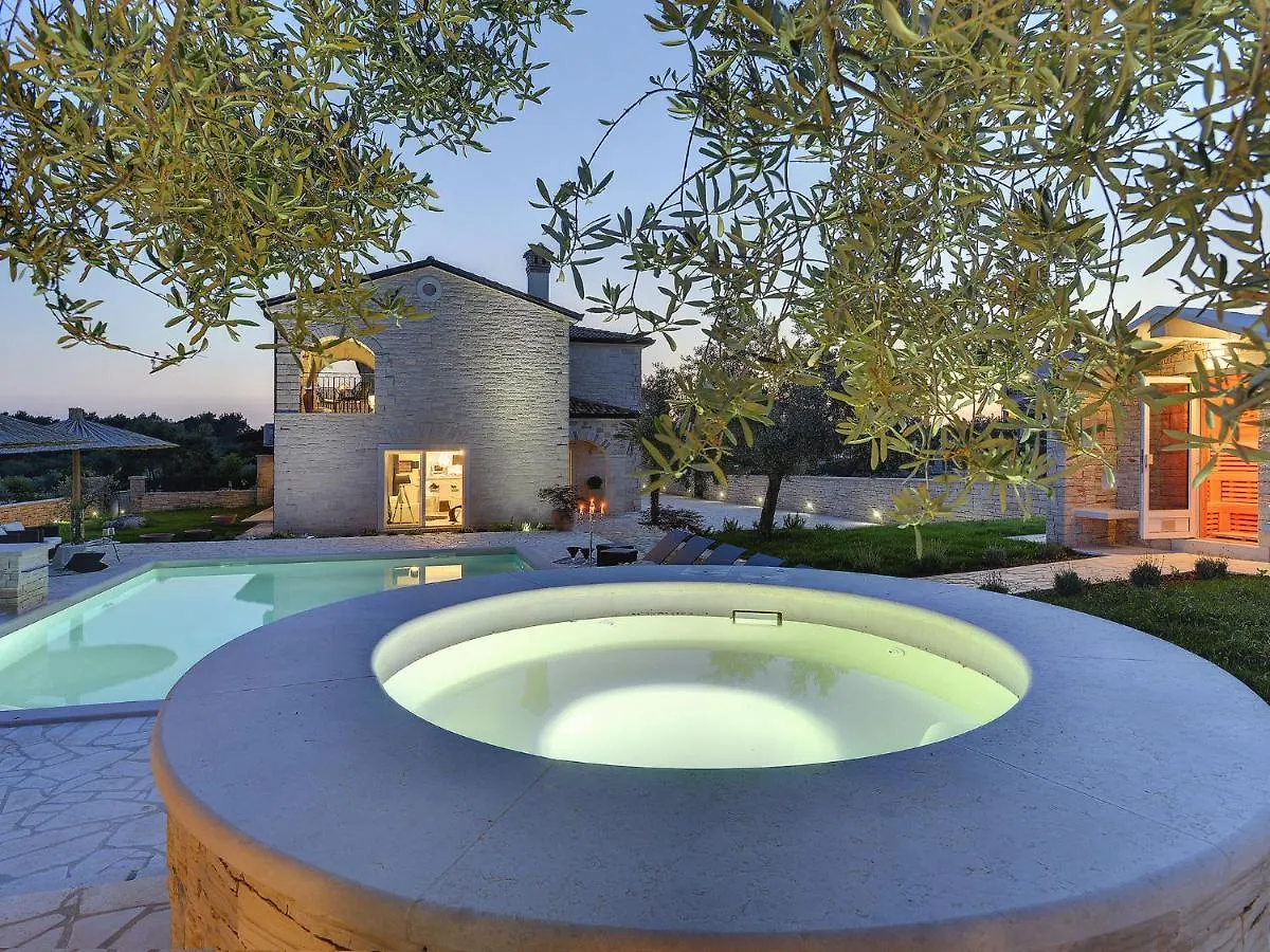 Charming Villa With Heated Pool Near Rovinj Rovinjsko Selo