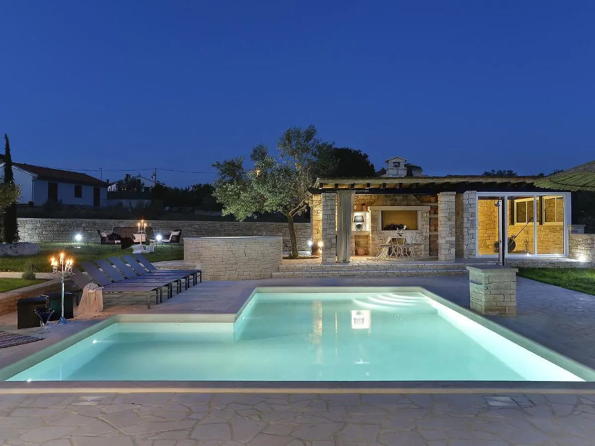 Charming Villa With Heated Pool Near Rovinj Rovinjsko Selo